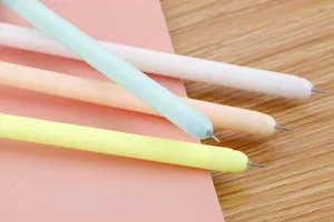 Λεπτομέρεια από μύτες βελόνας σε παστέλ στυλό gel για το γραφείο και το σχολείο