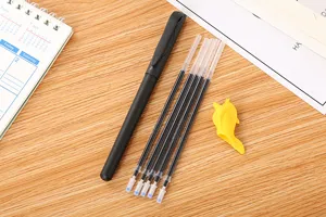 Gros plan sur le lot de stylos effaçables avec recharges et guide-doigt jaune.