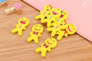 Gros plan sur des gommes smiley de dessin animé avec diverses expressions