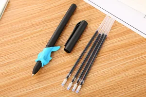 Détail du kit de stylos à encre magique avec grip en forme de requin et recharges