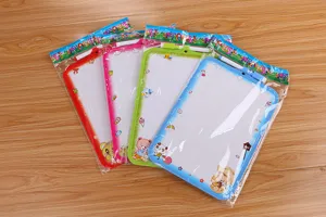 Set mit vier bunten Cartoon-Whiteboards für Kinderzeichnungen und Nachrichtentafeln