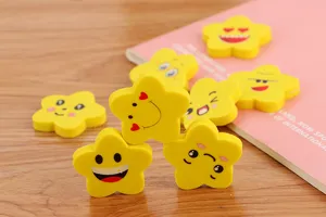 Close-up detail van creatieve gele stervormige gummen met schattige cartoon expressies