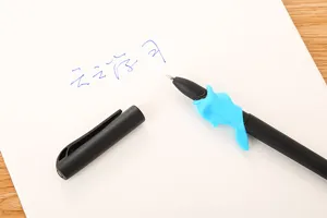 Gros plan d'un stylo d'entraînement à l'écriture bleue avec aide en silicone