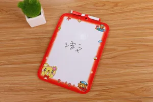 Detailansicht eines Whiteboards mit Comic-Motiv und rotem Marker auf einem Holztisch