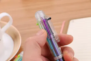 Detailansicht des transparenten 6-Farben-Kugelschreibers mit Druckmechanismus