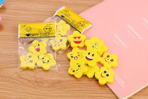 Detailweergave van gele stervormige gummen met verschillende schattige emoji-gezichten.