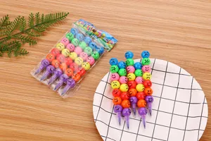 Gros plan de crayons empilables colorés avec des visages mignons sur une assiette