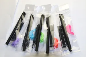 Détail de cinq ensembles de stylos magiques emballés individuellement avec des recharges.