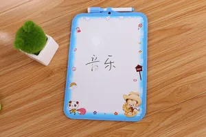 Detailaufnahme eines süßen Cartoon-Whiteboards für Kinder mit Panda- und Affendesigns