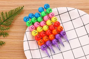 Détail de crayons de couleur empilables avec de mignons visages emoji en rangée
