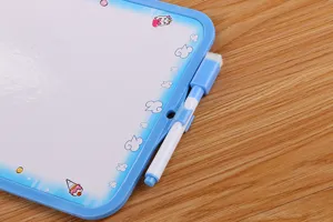 Detailansicht eines Kinder-Cartoon-Whiteboards mit Markierstift und Halteclip
