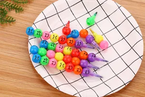 Détails des crayons de cire empilables colorés aux expressions mignonnes sur une assiette