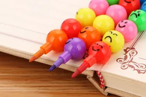 Gros plan de crayons empilables 7 couleurs avec de jolies expressions de smileys