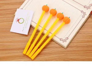 Vue détaillée de quatre jolis stylos gel citrouille avec têtes en caoutchouc souple