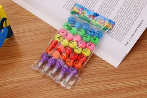 Gros plan de crayons empilables colorés avec d'adorables capuchons smiley sous emballage