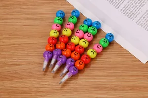 Détail montrant des crayons empilables 7 couleurs avec des expressions de smileys