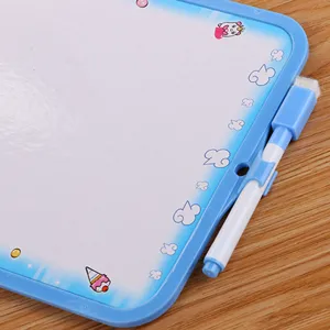 Süßes Cartoon-Whiteboard für Kinder mit blauem Rahmen und einem passenden Markierstift