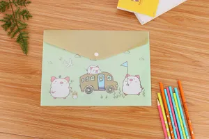 Primo piano della simpatica cartella a cartone animato con maialini e bottone