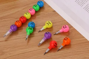 Gros plan de crayons empilables colorés avec diverses expressions d'emojis de dessins animés