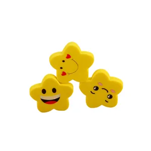 Leuke gele stervormige gummen met verschillende smiley-gezichtsuitdrukkingen voor school