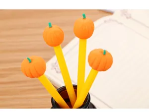 Gros plan de stylos gel mignons en forme de citrouille orange avec têtes en silicone