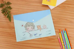 Dettaglio dell'illustrazione a fumetti su una cartella portadocumenti in plastica