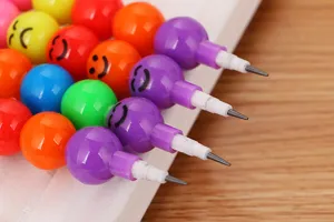 Détail macro de crayons empilables colorés avec des expressions de smileys mignons