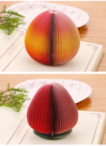 Vista dettagliata di foglietti adesivi 3D a forma di pesca e fragola in carta creativa