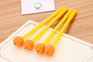 Détail de stylos gel jaunes mignons avec des citrouilles en caoutchouc souple