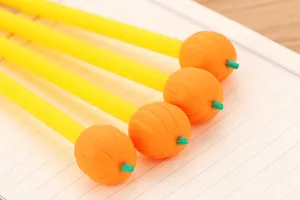 Vue détaillée des embouts en caoutchouc souple en forme de citrouille sur des stylos gel