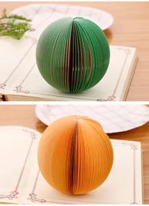 Dettaglio di foglietti adesivi 3D a forma di frutta in carta a nido d'ape