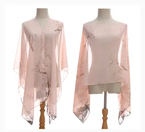 Elegante roze zijden chiffon zonbeschermende sjaal met bloemenprint en parelknoopjes