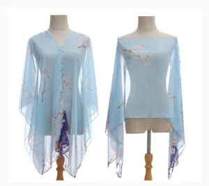 Gedetailleerd overzicht van elegante lichtblauwe chiffon zonbeschermende sjaal met parels