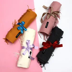 Vier Farben warmer Winterschals mit Quasten und eleganter Seidenband-Geschenkverpackung.