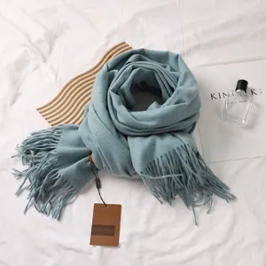Weicher staubblauer Schal aus Kaschmirimitat mit eleganten Fransen für den Winter.