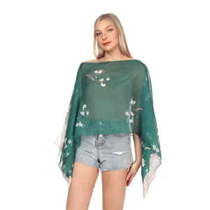 Elegante donkergroene bloemen chiffon sjaal voor zonbescherming op witte achtergrond.