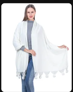 Eleganter weißer Strickschal mit Kaninchenfell-Bommeln für den Winter