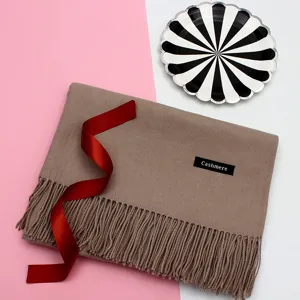 Nahaufnahme eines braunen Schals mit Fransen und Cashmere-Label-Detail