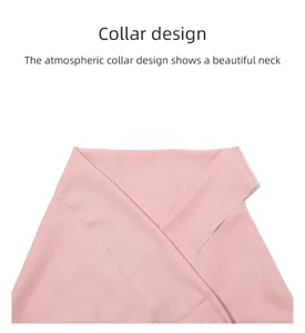 Detailansicht des eleganten Kragendesigns an einem weichen rosa Strickschal für Damen