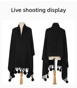 Vorder- und Rückansicht eines schwarzen Strickschals mit flauschigem Pelzbommelbesatz