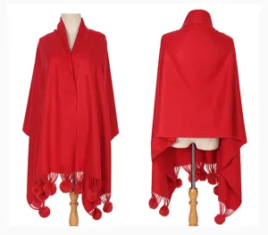 Vorder- und Rückansicht eines roten Strickschals mit weichen Pelz-Pompons für Damen