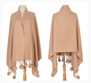 Vorder- und Rückansicht des kamelfarbenen Strickponchos mit Kaninchenfell-Pompons