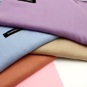 Nahaufnahme von vier weichen, warmen Schals in Lavendel, Hellblau, Beige und Terrakotta