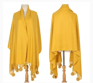 Eleganter gelber Strickschal mit Kaninchenfell-Pompons auf Mannequins gezeigt.
