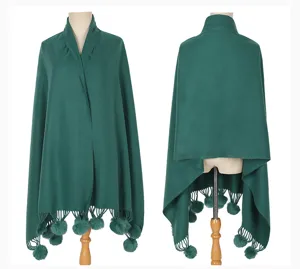 Detaillierte Vorder- und Rückansicht eines grünen Strickschals mit Kaninchenfell-Pompons.