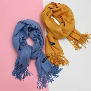 Nahaufnahme von blauen und gelben einfarbigen warmen Winter-Fransenschals mit Kaschmir-Etiketten
