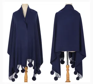 Vorder- und Rückseite des dunkelblauen Strickschals mit eleganten Pompon-Quasten