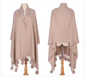 Vorder- und Rückansicht eines weichen Strickschal-Wickels mit elegantem Bommelbesatz in Tan
