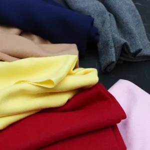 Detailansicht weicher Strickschals in verschiedenen Farben wie Rot, Gelb und Marineblau.