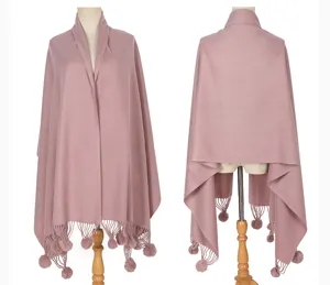 Detaillierte Vorder- und Rückansicht eines rosa Strickschals mit weichen Bommeln